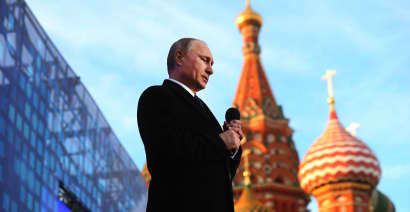 Putin sacks two Kremlin officials