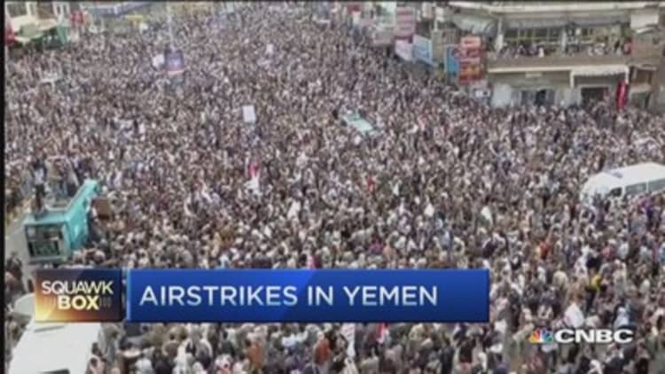Yemen air strikes prompt protests