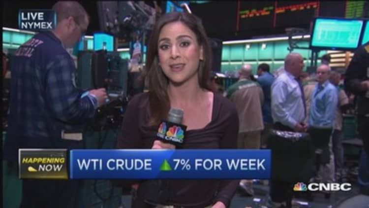 Oil closes at session lows
