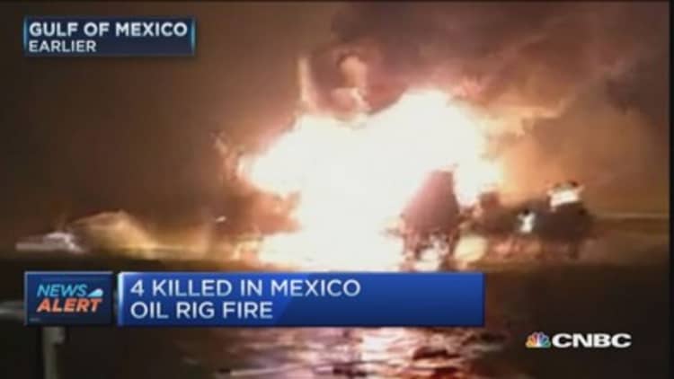 Massive fire on Mexican oil rig