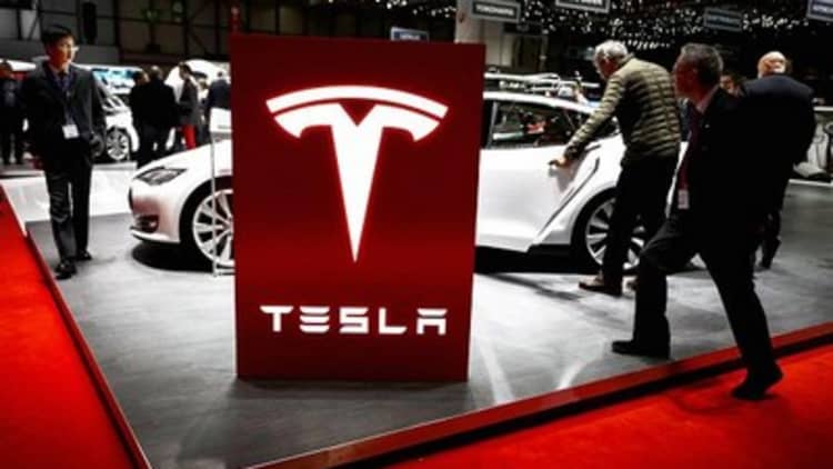 Cramer: Musk's Tesla looking 'like other car companies'