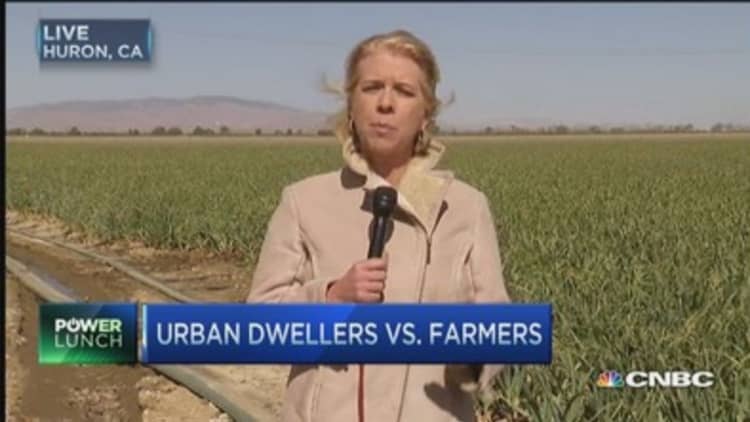 Urban dwellers vs. farmers 