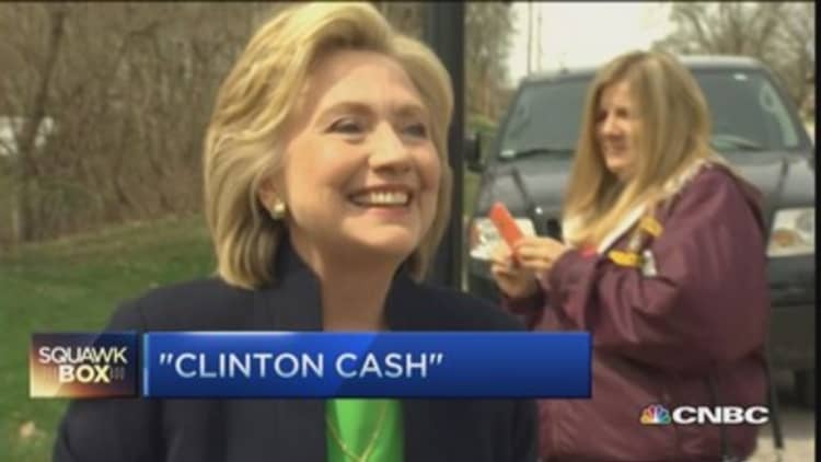 Eyeing Clinton's pile of cash