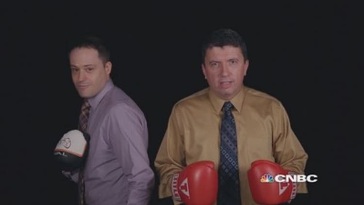 Two boxing freaks give their pick for the fight