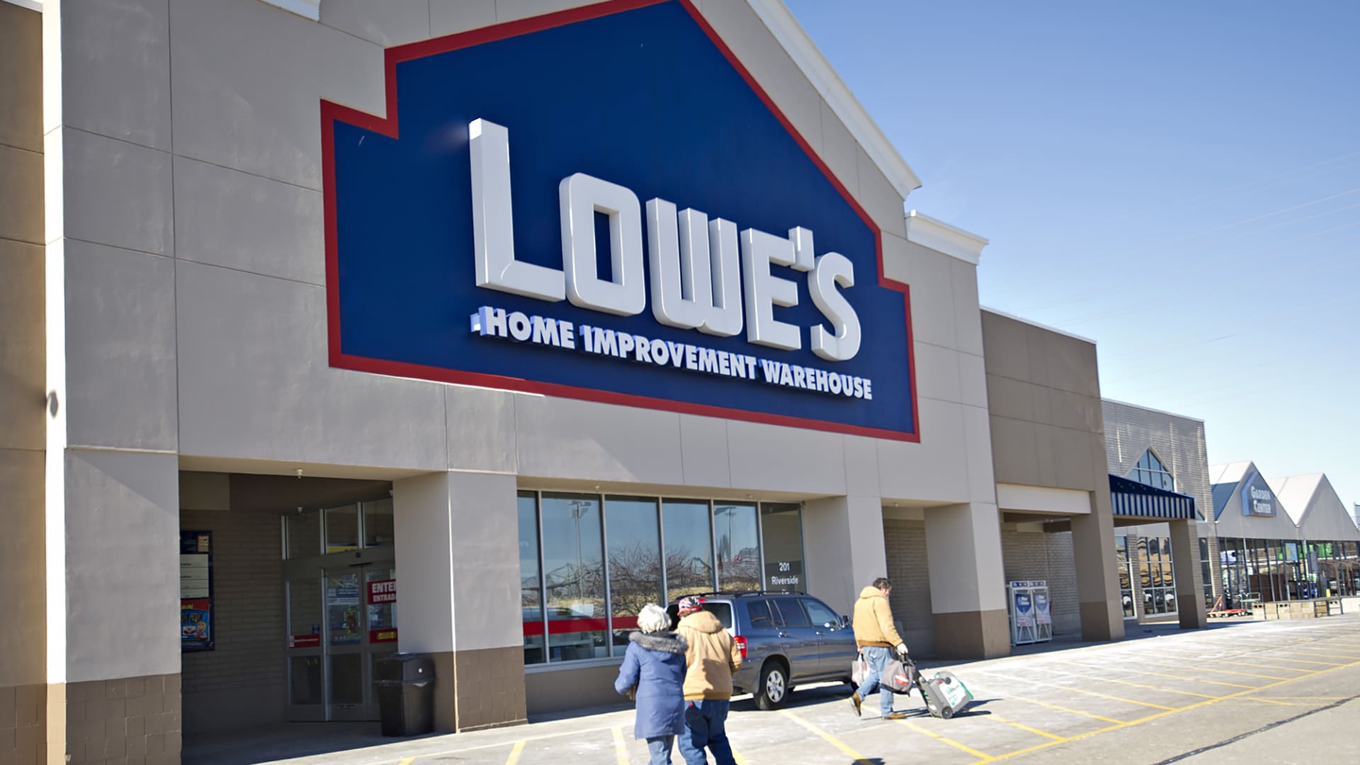 Lowe's halts sales of Chinese flooring over formaldehyde fears