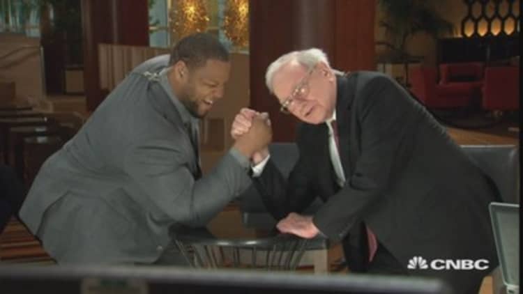 Watch Warren Buffett arm-wrestle an NFL pro
