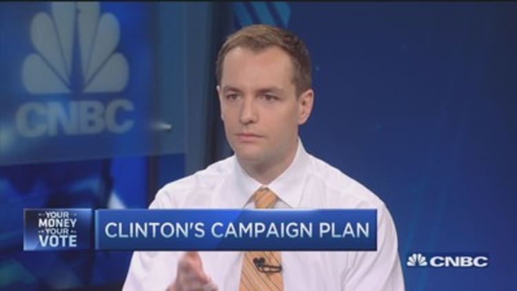 Voters want champion for 'everyday people': Clinton campaign manager