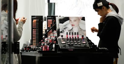 Estee Lauder sees robust fiscal 2020 on booming skincare demand