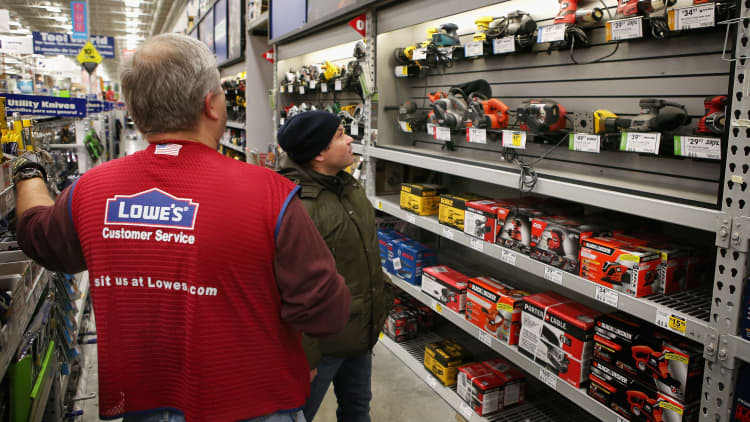 Expert: Lowe's isn't drawing in enough customers as competitor