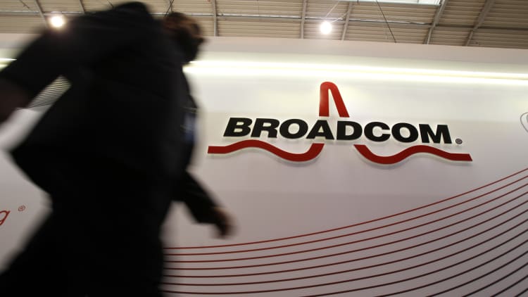 Broadcom reports EPS beat, revenue miss, down in after-hours trade