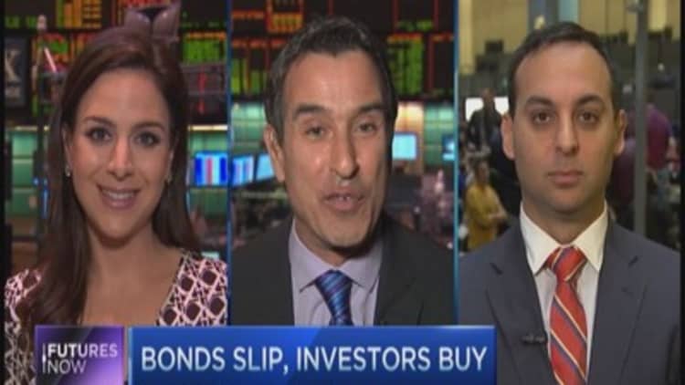 Market mystery: Money rushes into bonds