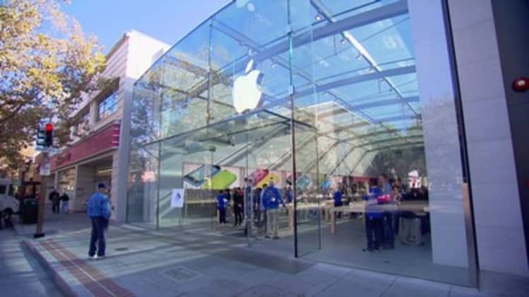 Apple employees take a bite out of Cook