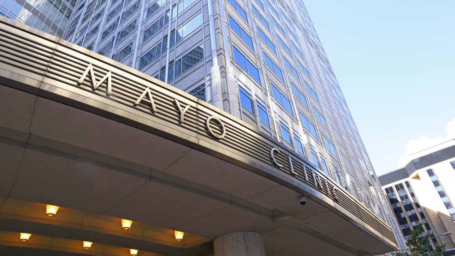 Mayo Clinic sign in front of main building in downtown Rochester, Minnesota.