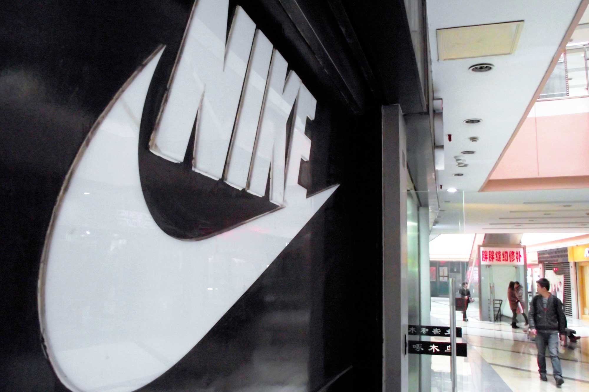 Picante A veces a veces junto a Here's how much Nike's billionaire founder paid for its swoosh logo