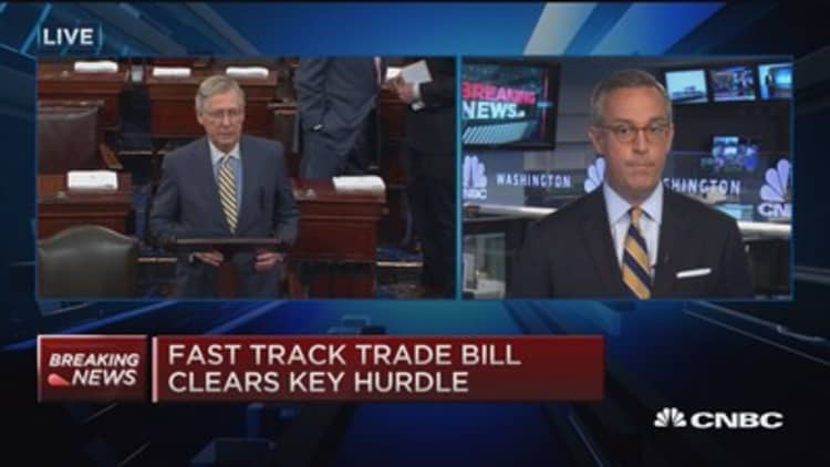 Fast track trade bill clears key hurdle 