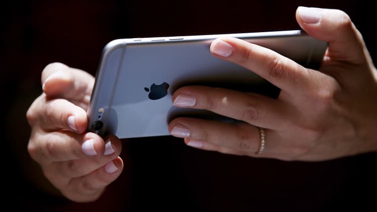 Cook: iPhone 6 is a runaway success 