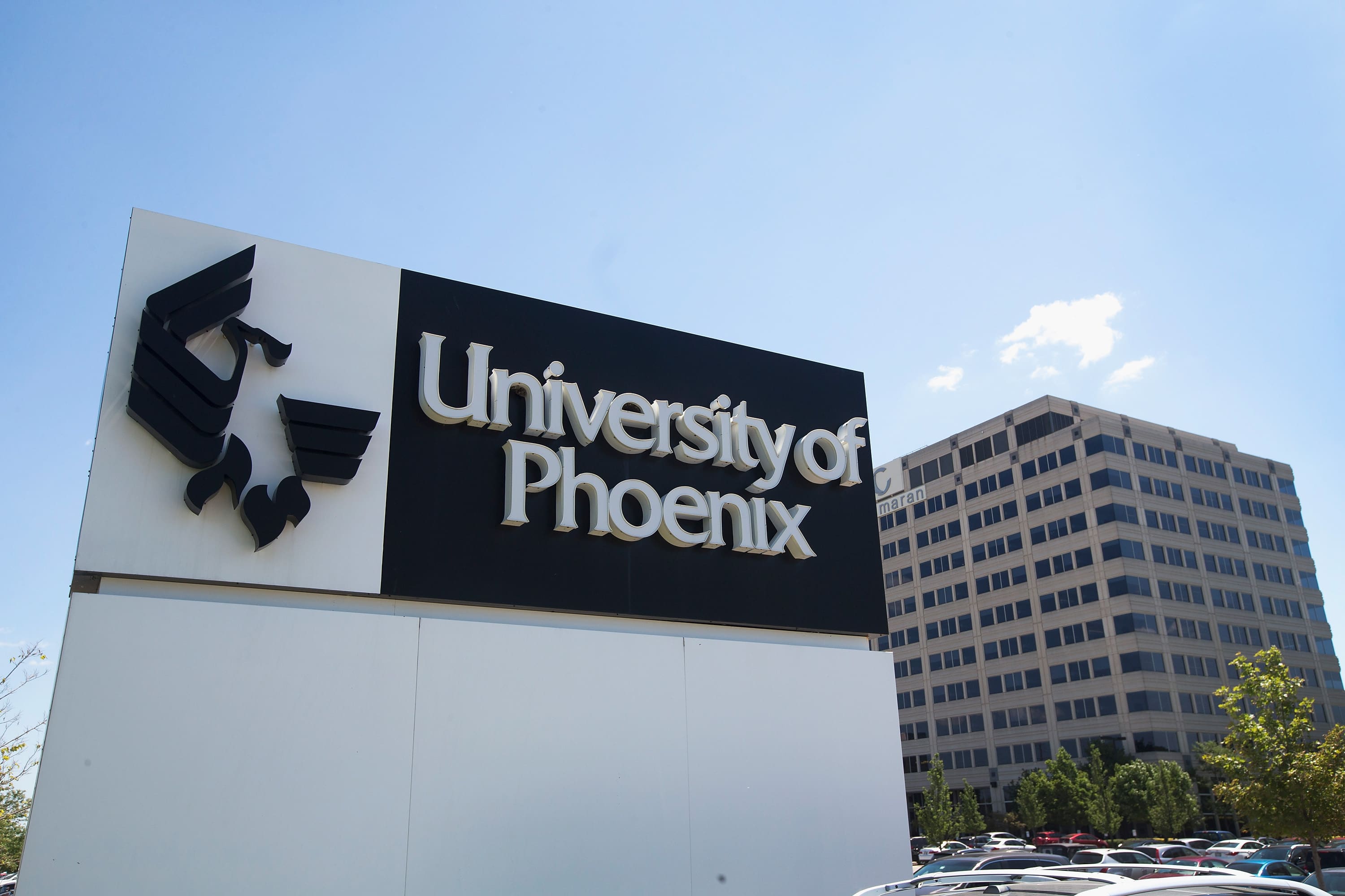 La administración de Biden condona 37 millones de dólares en deuda estudiantil de la Universidad de Phoenix