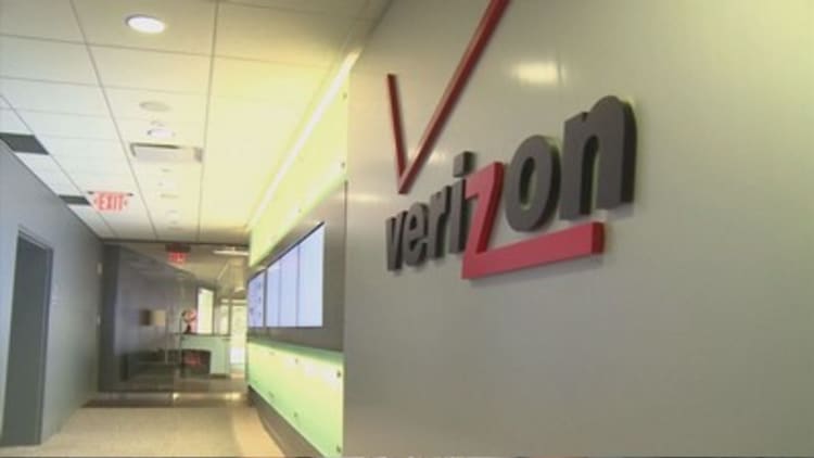 Verizon workers stay on the job despite contract expiration