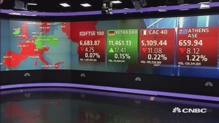 Europe closes slightly lower; earnings weigh