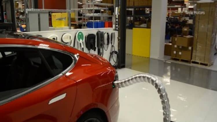 Watch a Tesla protptype charger plug itself in