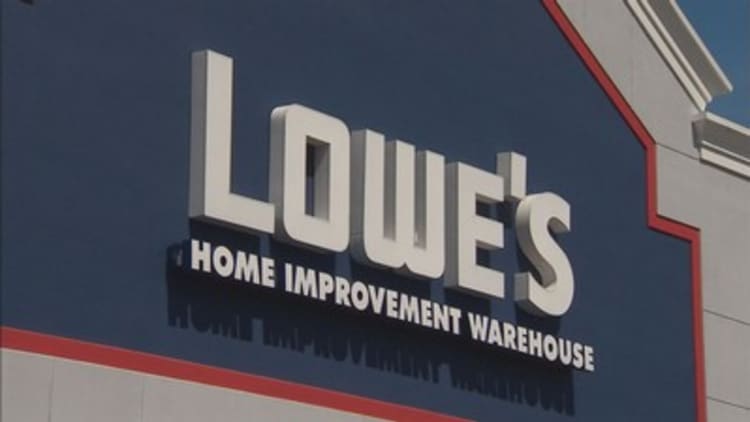 Lowes building on big ticket sales