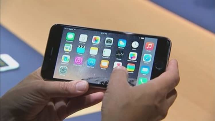 Apple bites deeper into smartphone market