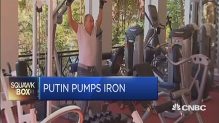 Putin pumps iron