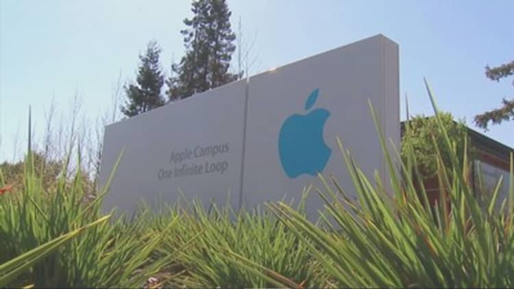 Apple sets sights on original programming