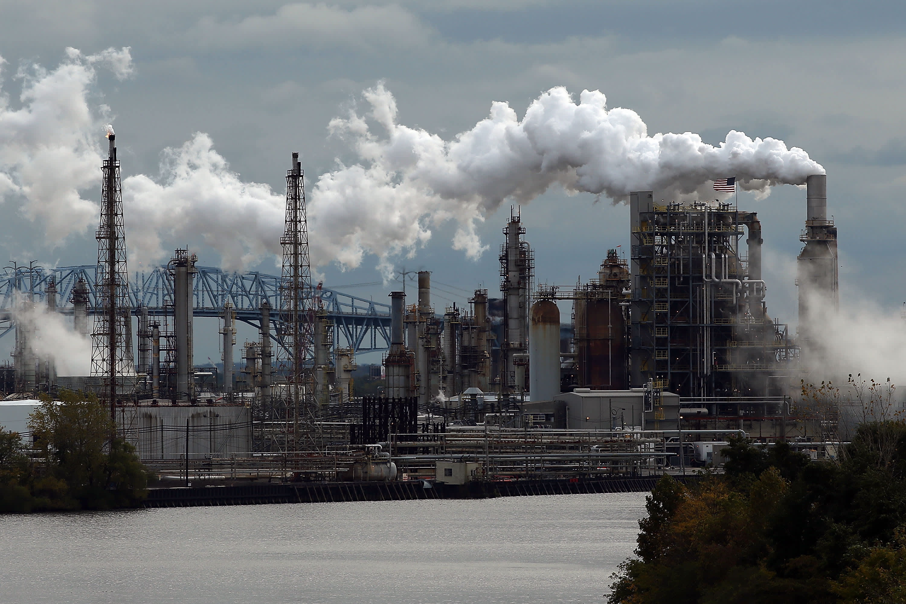 Какой вред экологии наносят промышленные предприятия. Нефтеперерабатывающий завод в Америке. Нефтеперегонные заводы США. Нефтеперерабатывающий завод в Капотне загрязнение. Омский НПЗ загрязняющие.