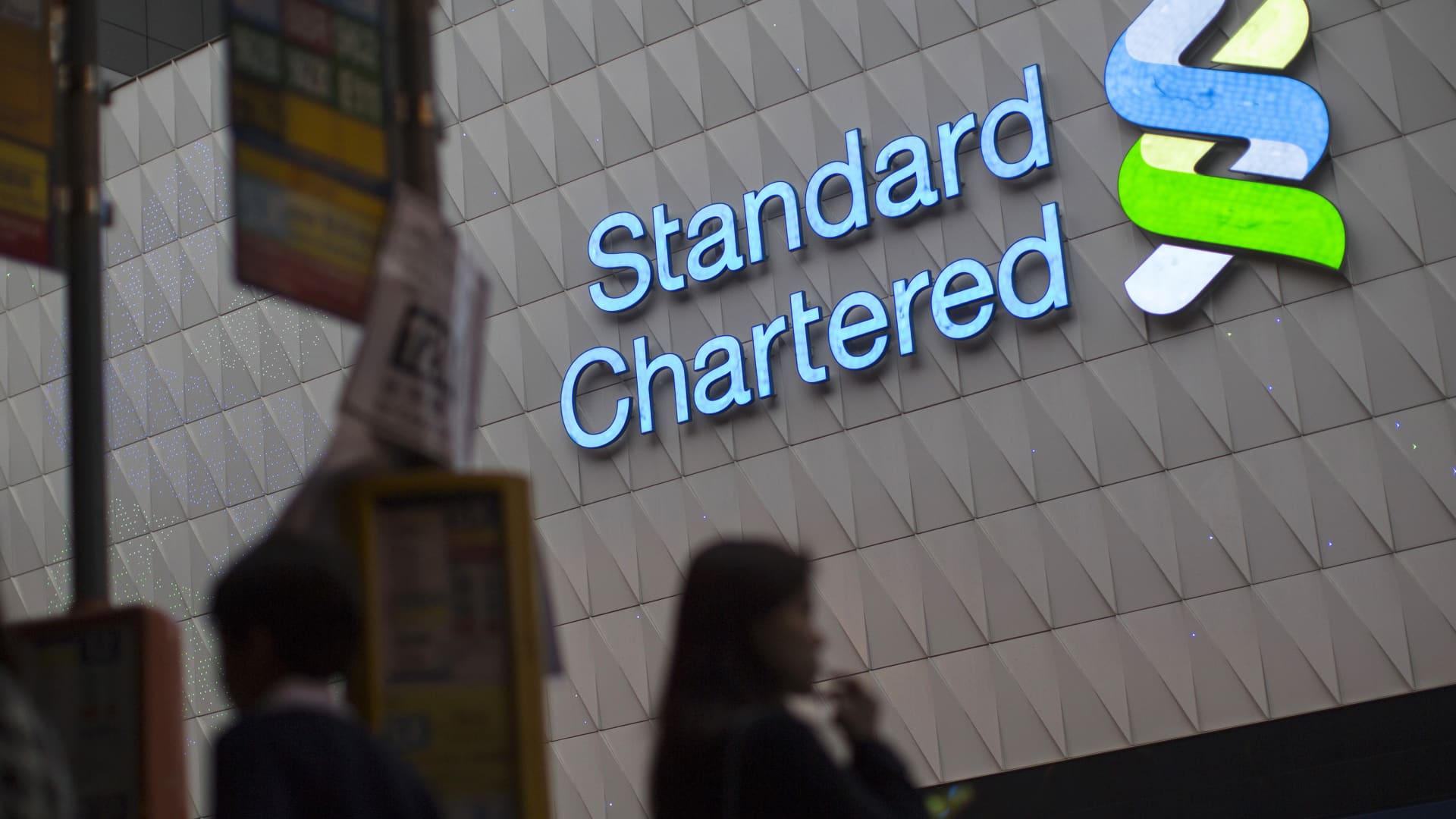 StanChart lifts annual profit outlook, sets new $1 billion share buyback
