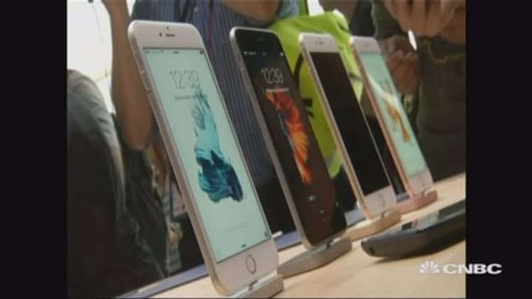 Apple iPhone mania sweeps globe