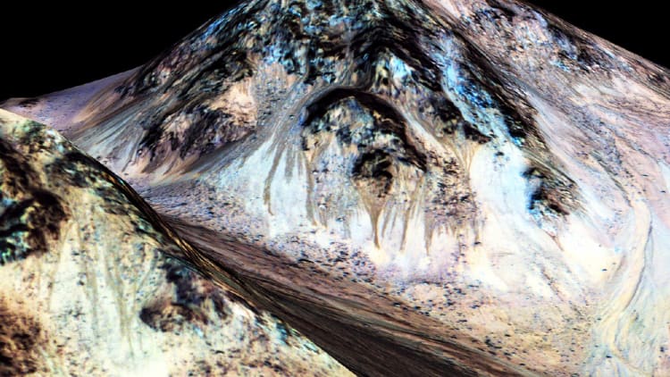 Study finds signs of liquid water on Mars