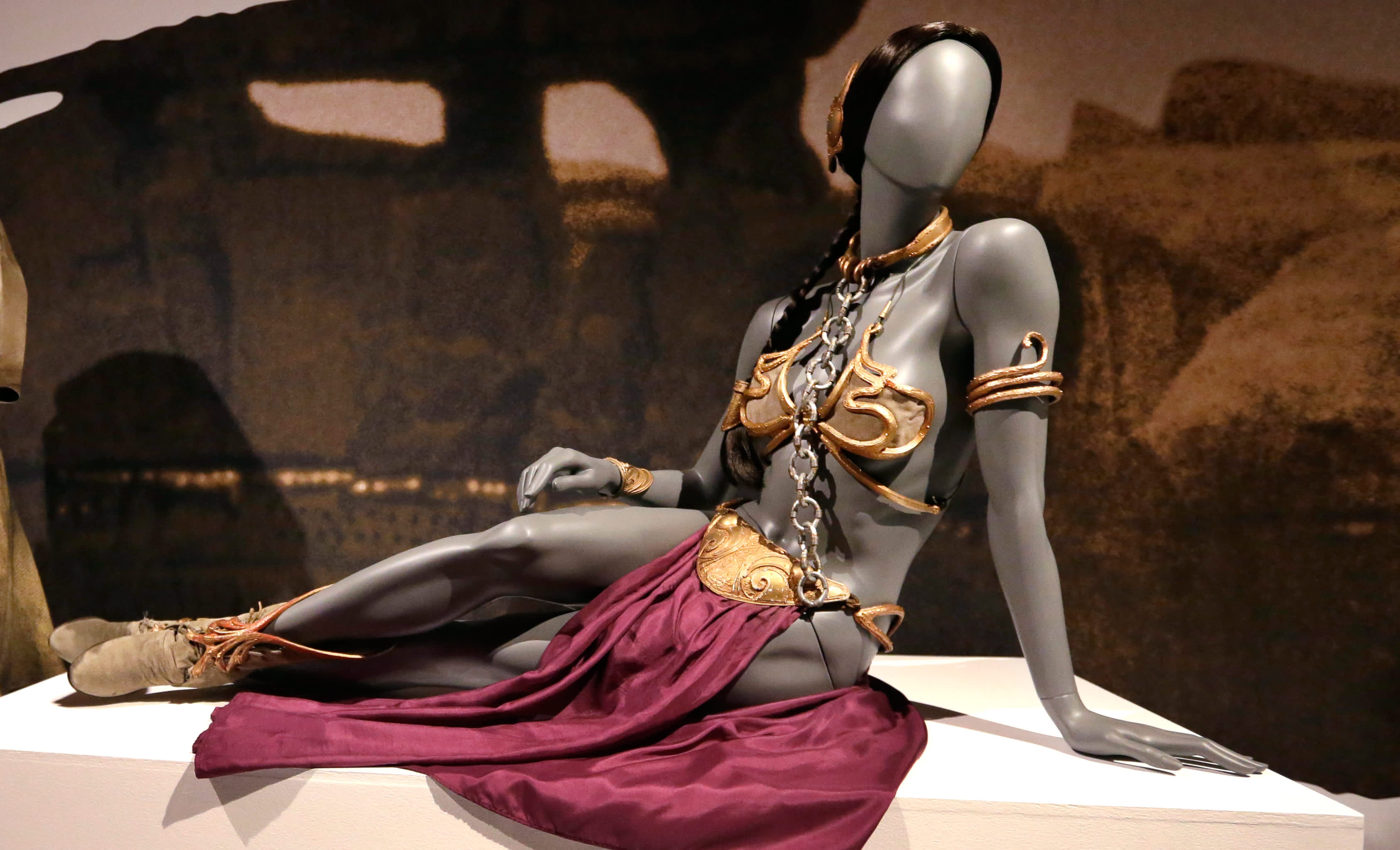 Vakantie Strikt Magnetisch Princess Leia gold bikini fetches $96,000 at auction