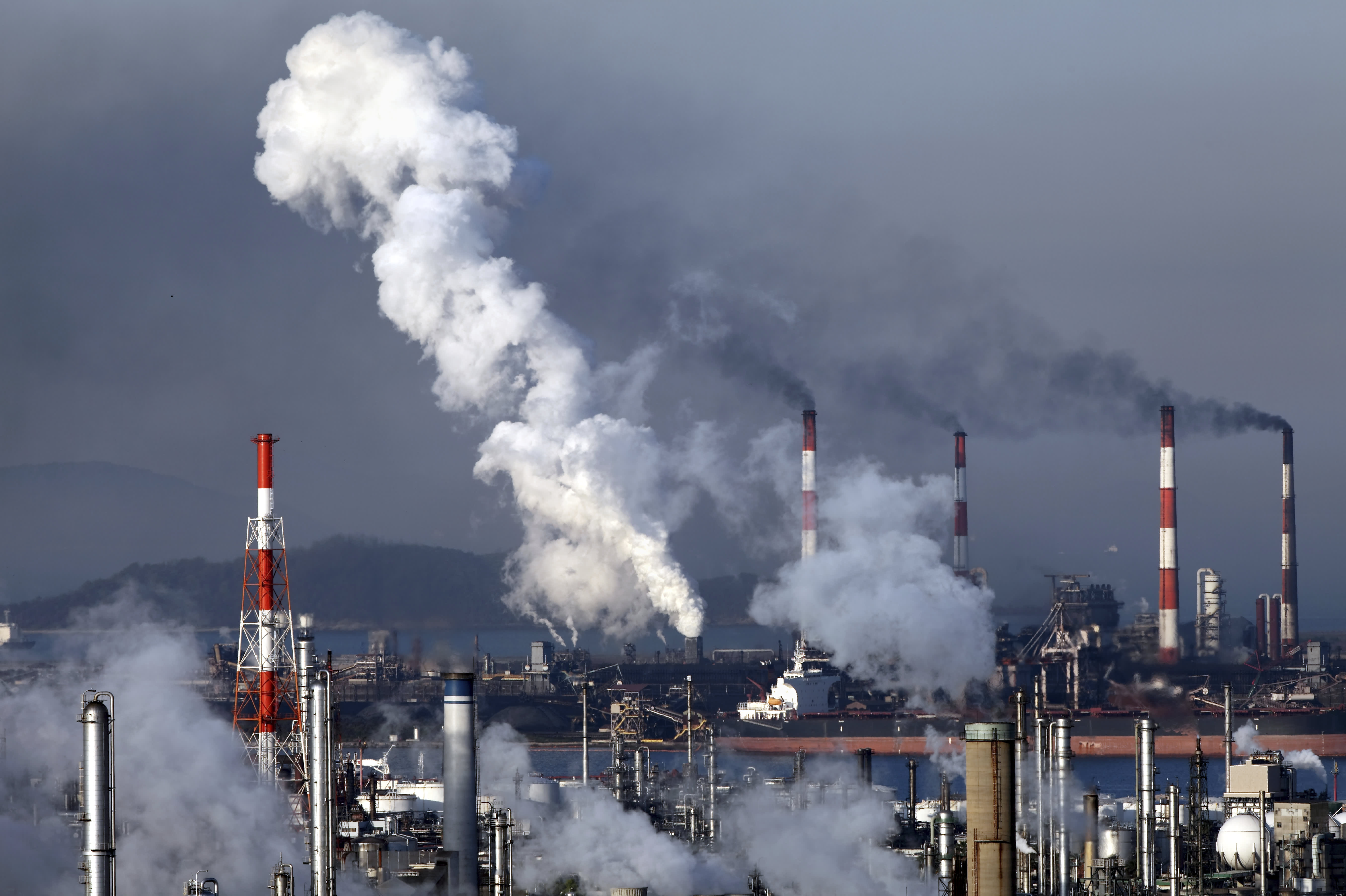 Химическая промышленность загрязняет. Промышленные предприятия загрязнение. Промышленные выбросы в атмосферу. Загрязнение воздуха. Промышленное загрязнение атмосферы.