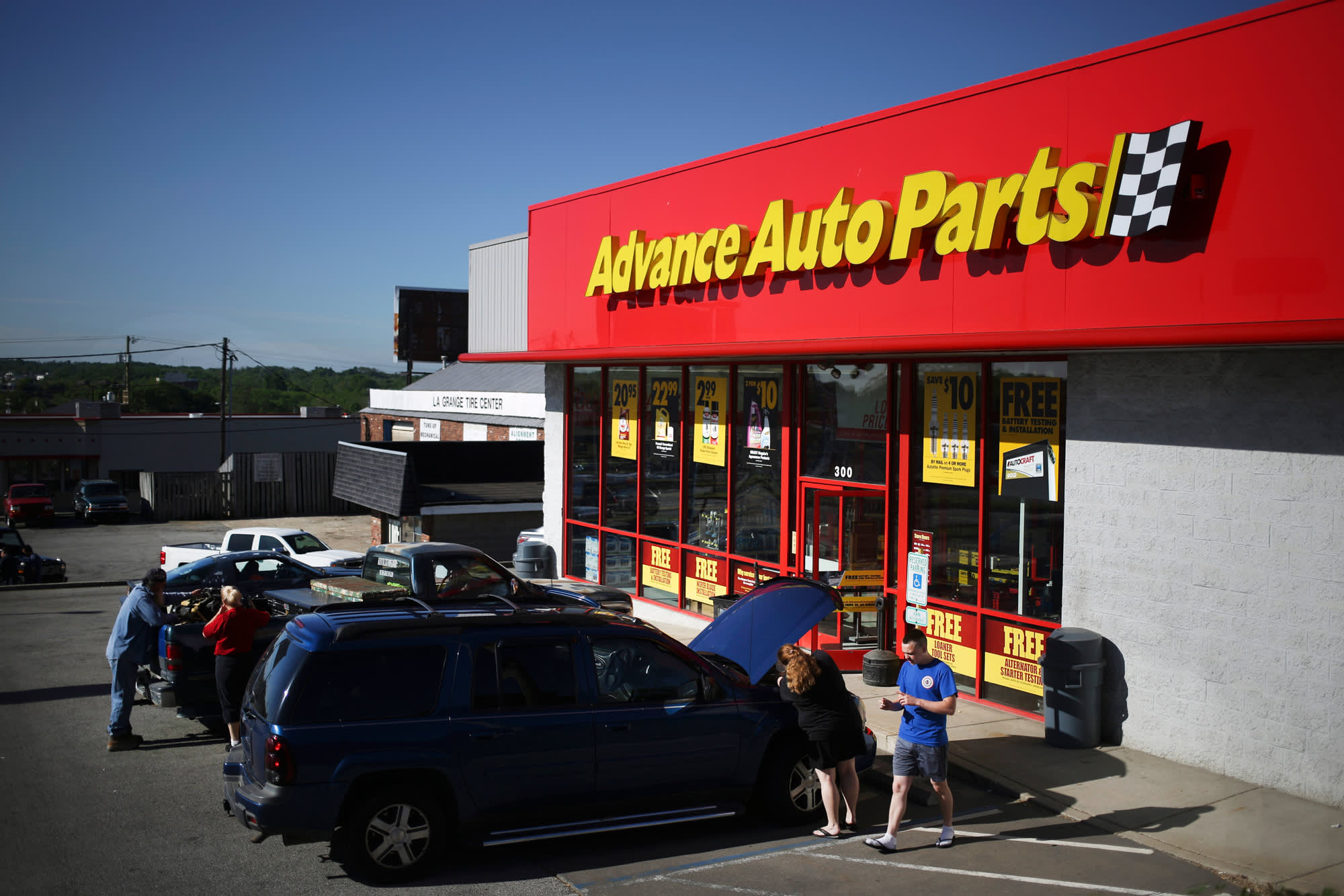 Advance Auto Parts shares fall after dismal Q1
