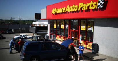 Advance Auto Parts shares plummet after dismal Q1, cuts to outlook and dividend