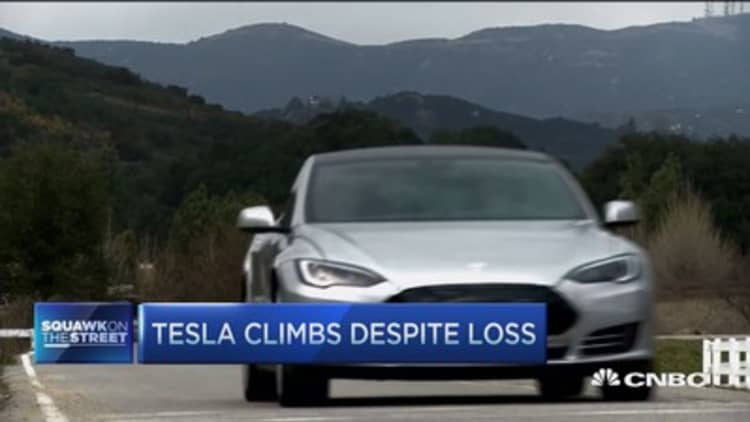 Tesla shares climb despite Q3 loss