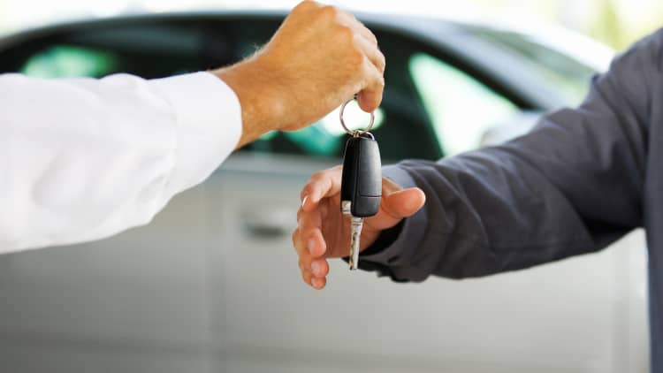 Americans set record for auto loans