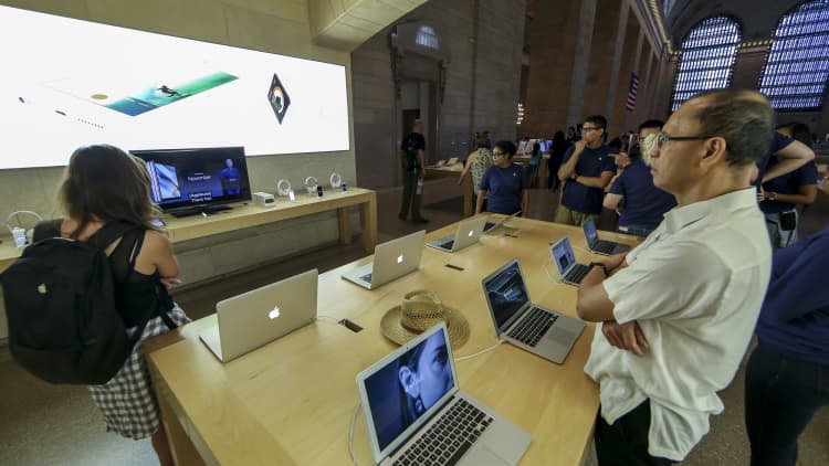 Is Apple a buy ahead of 2016? 5 trades to make
