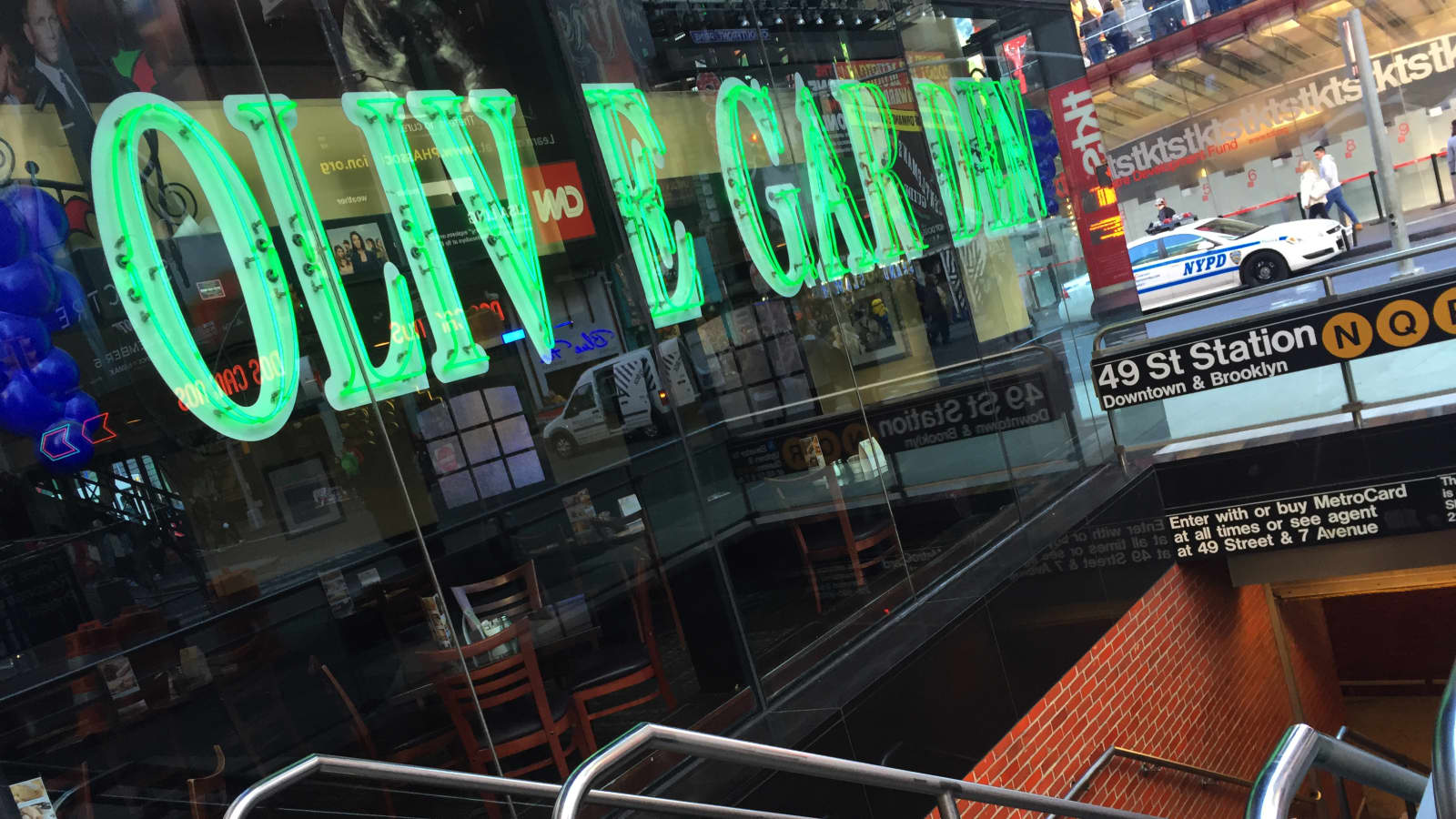 Manager Reveals What It S Like To Run Times Square Olive Garden