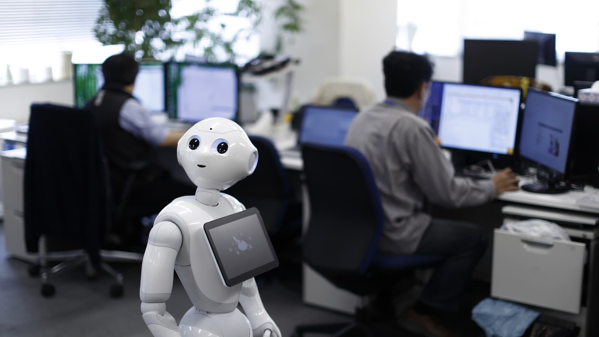 Робот обсуждай. Искусственный интеллект. Офисный робот. Робот работник. Робот человек офис.
