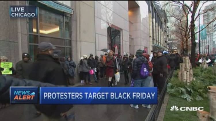 Chicago protesters block shops