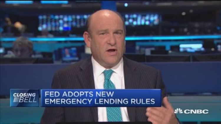 Fed adopts new emergency lending rules 