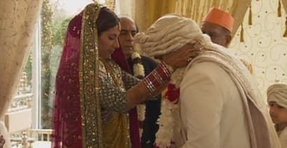 Upscale Indian couples use online wedding planners