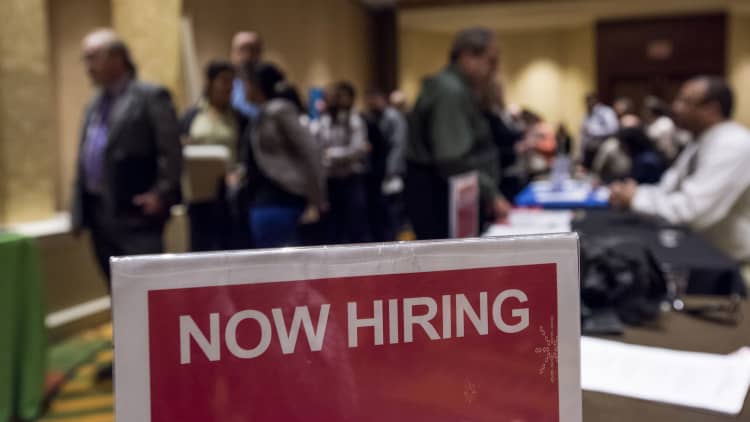 Weekly jobless claims below expectations, down to 221,000