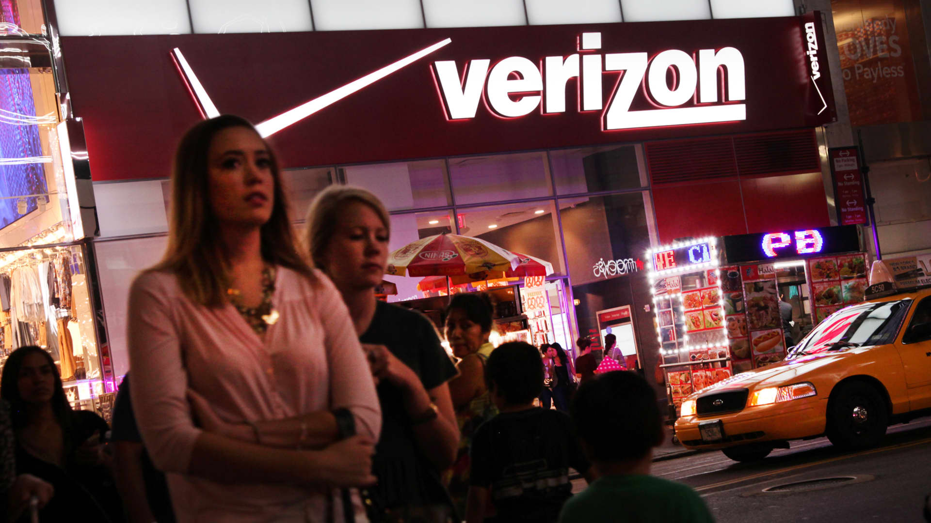 Verizon's giving free phones to people who are still using its old network