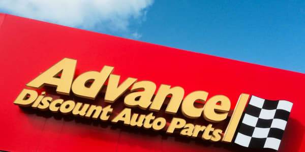 Analysts are bailing on this auto parts retailer after a massive earnings miss