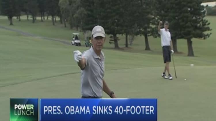 President Obama sinks 40-footer on golf course