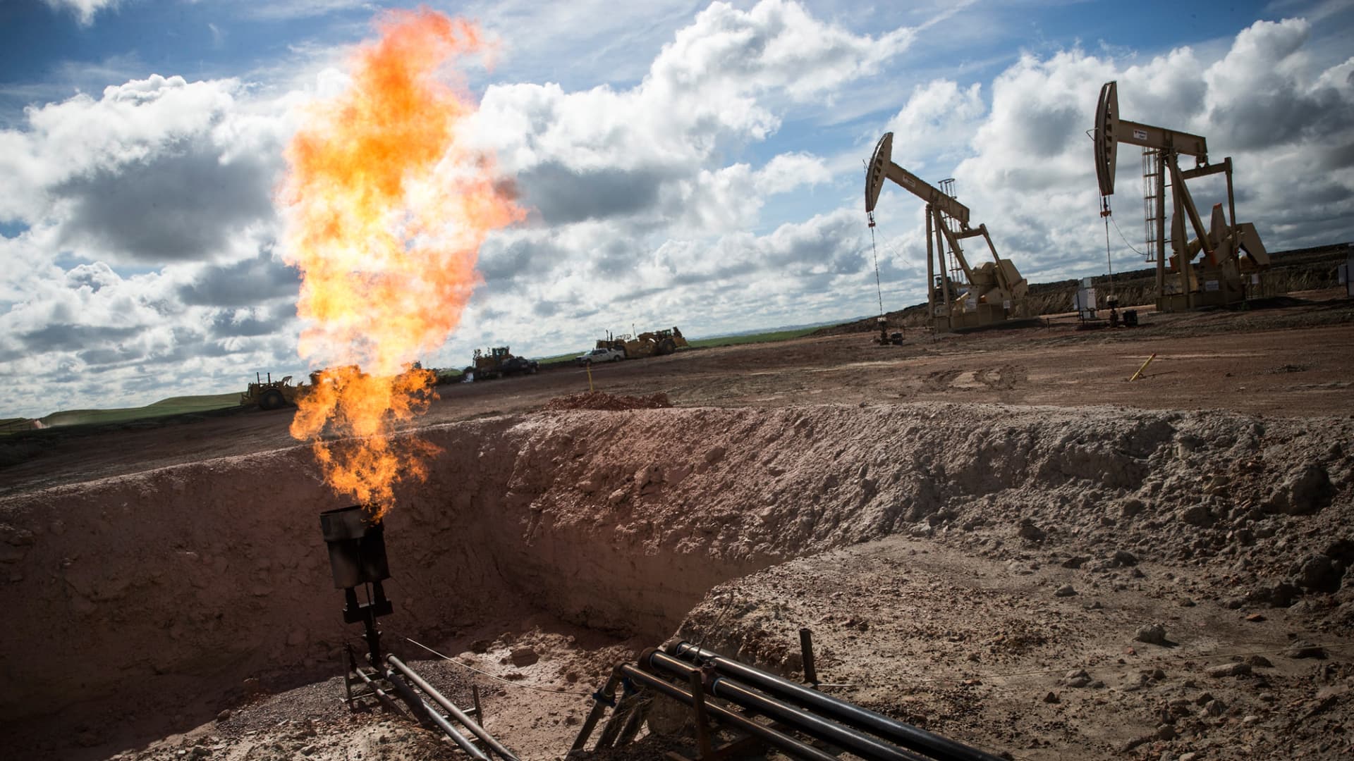 Democrats urge EPA to tighten gas flaring restrictions to curb