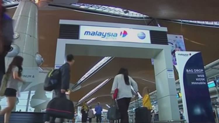 Malaysia Airlines bans, then un-bans, checked bags
